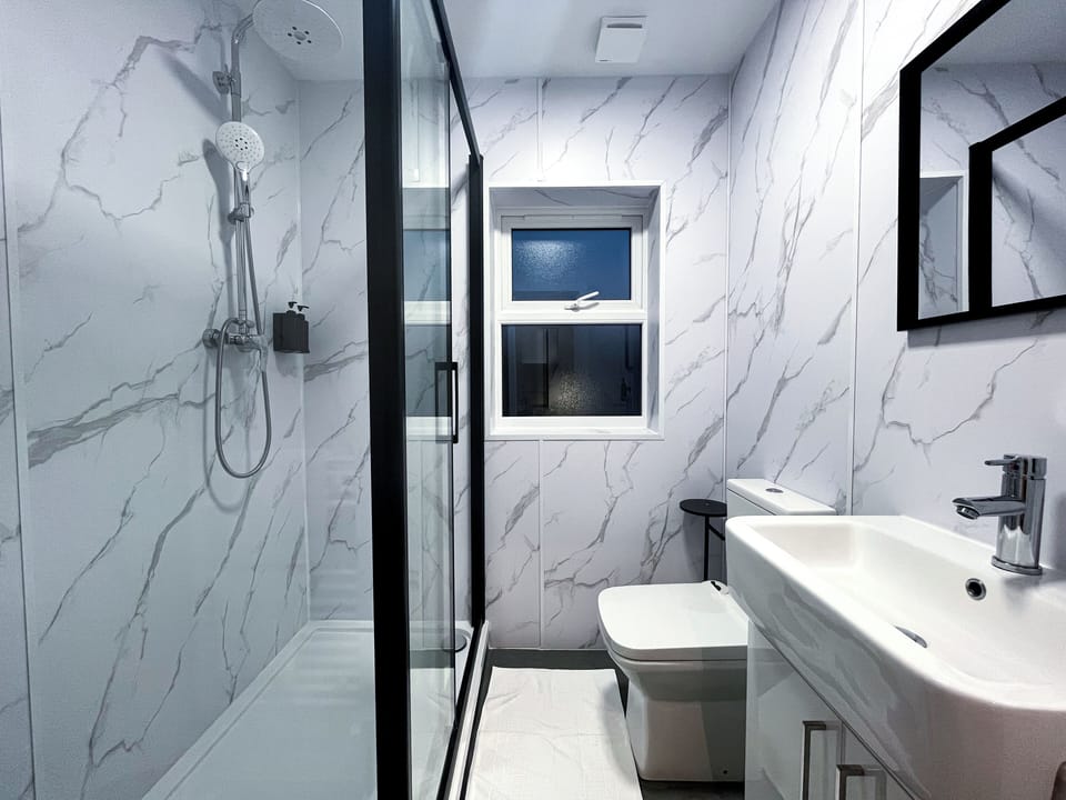 Family Suite, Multiple Beds, Non Smoking, Air conditioning | Bathroom | Shower, rainfall showerhead, hair dryer, towels