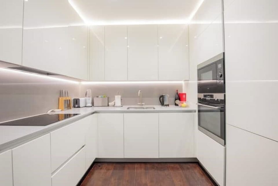 Practical, modern and spacious kitchen with AEG Induction hob and appliances