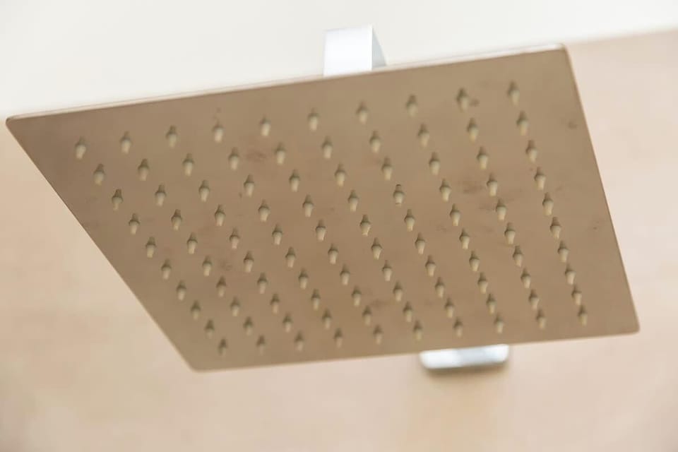 En-suite bathroom details - 30x30 cm shower siphon