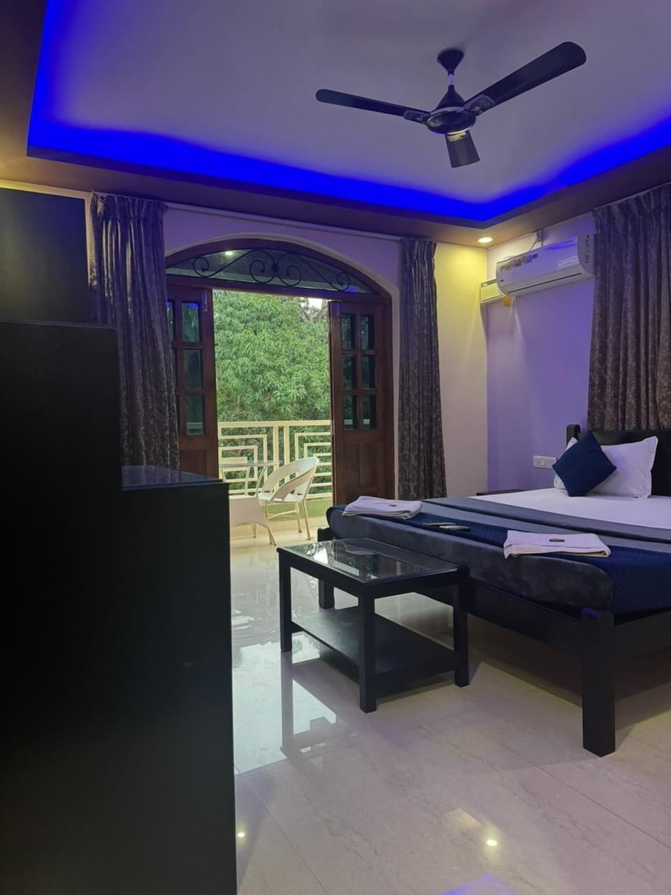 Deluxe Studio Suite, Balcony, City View | Desk, laptop workspace, blackout drapes, free WiFi