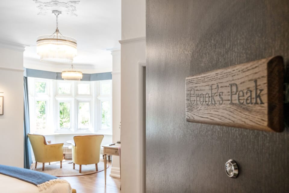 Deluxe Suite, Ensuite, Courtyard View | Desk, iron/ironing board, free WiFi