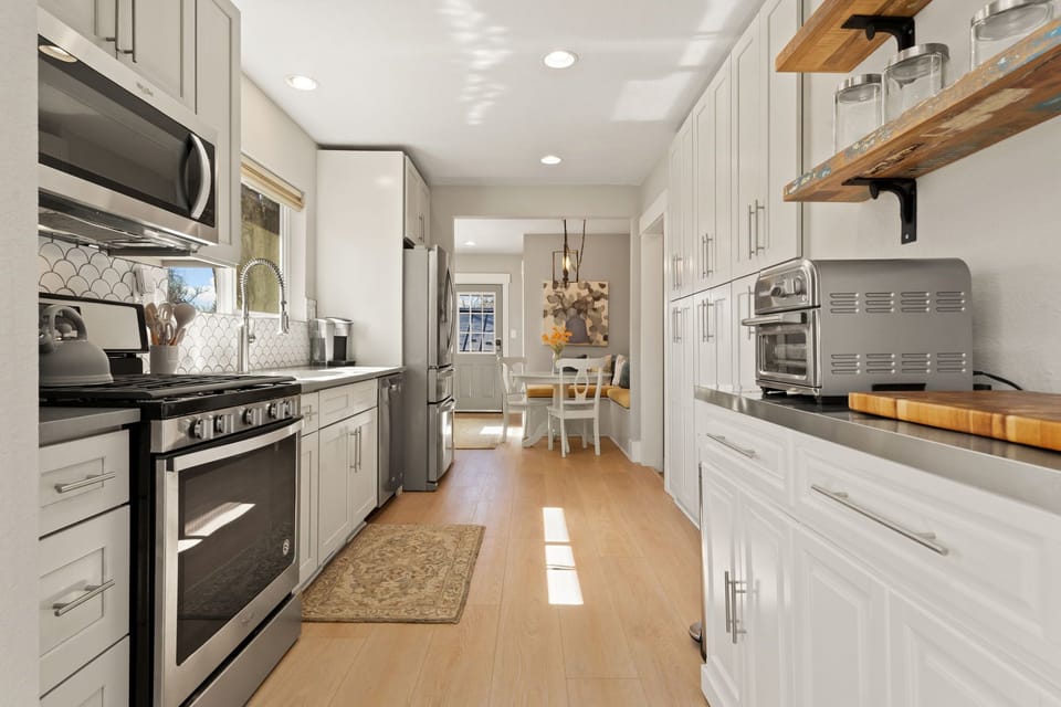 House, Multiple Beds, Patio, Garden View (829 Smith Street) | Private kitchen | Fridge, microwave, oven, stovetop