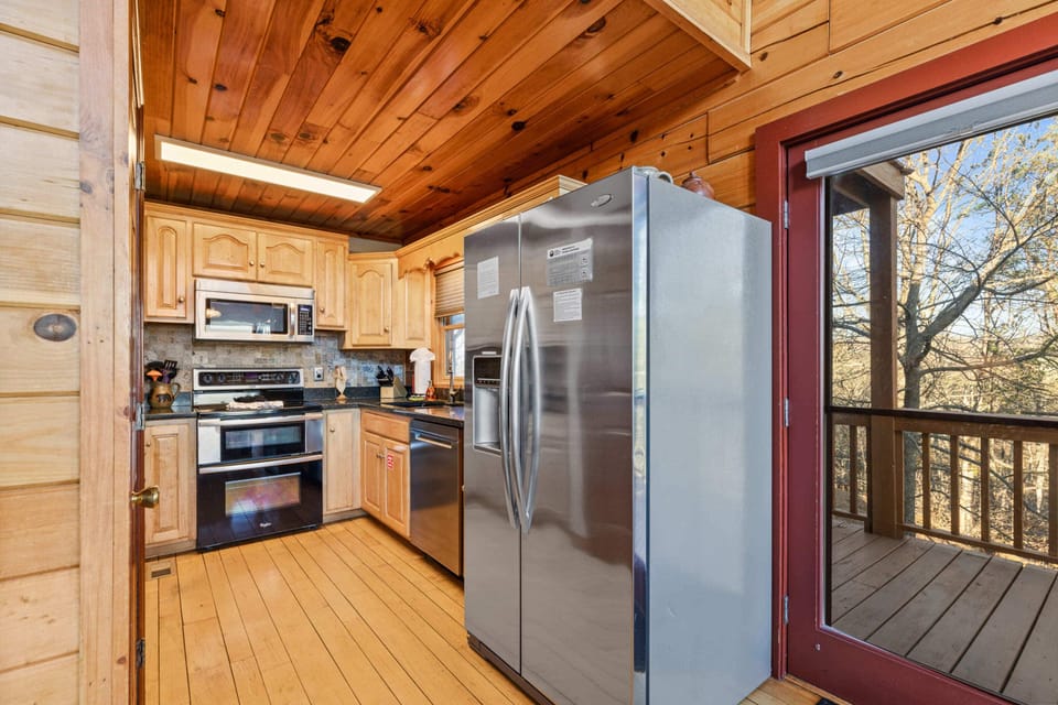 Signature Cabin, Multiple Beds, Kitchen, Mountain View | Private kitchen | Fridge, microwave, oven, stovetop