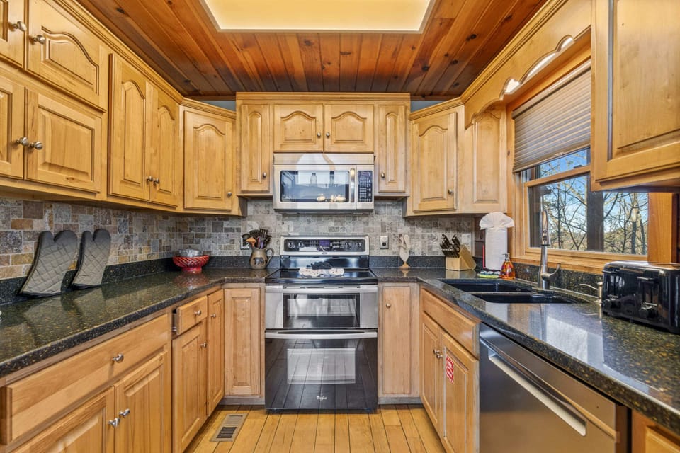 Signature Cabin, Multiple Beds, Kitchen, Mountain View | Private kitchen | Fridge, microwave, oven, stovetop