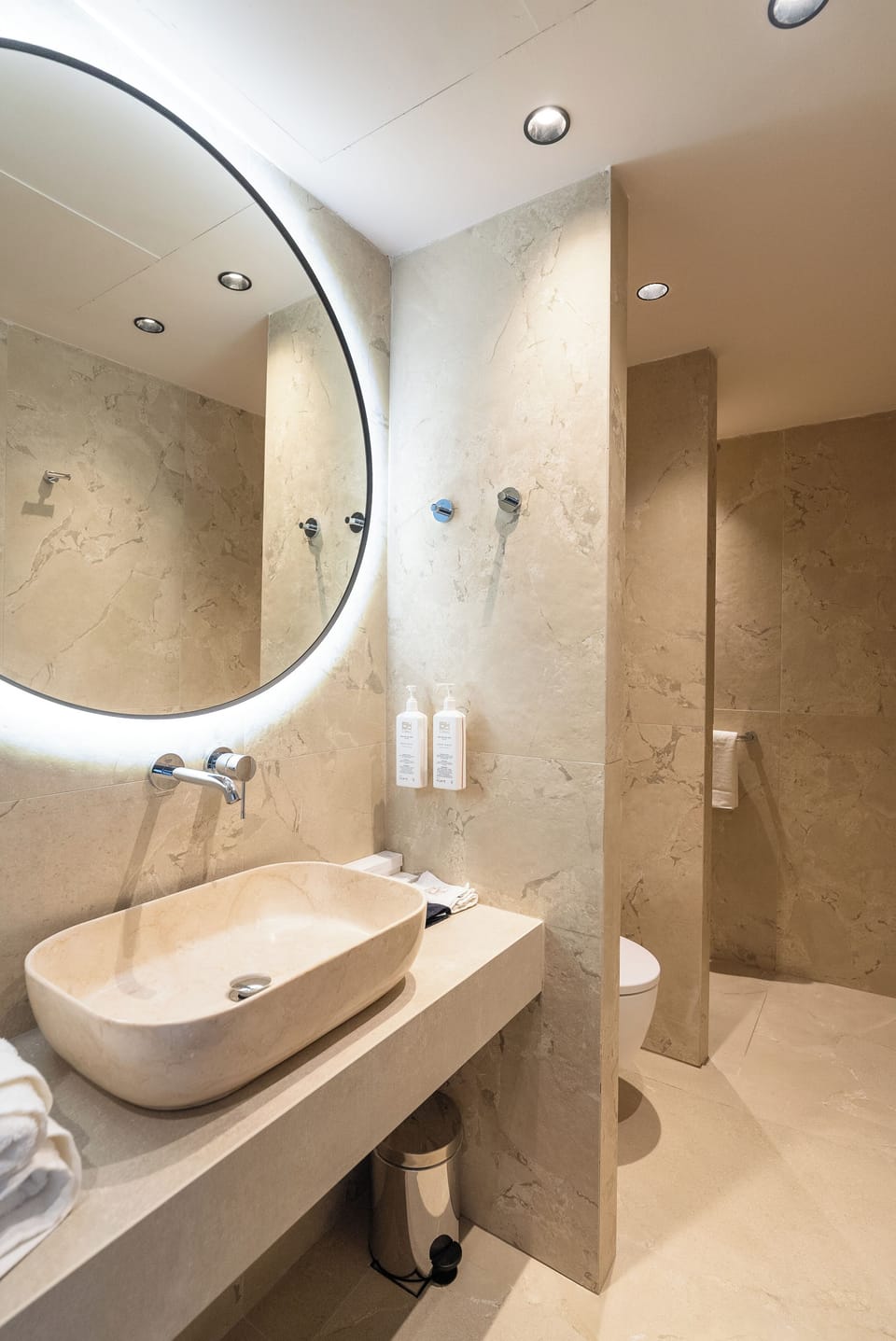 Shower, rainfall showerhead, free toiletries, hair dryer