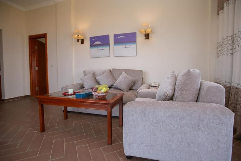 Deluxe Suite, Sea View | Minibar, wheelchair access