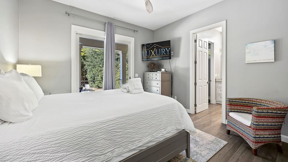 Queen Bedroom has Slider to Balcony over Pool - Shared Bath