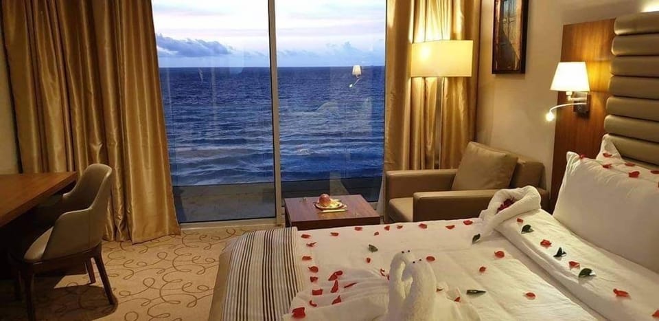 Double or Twin Room | Desk, laptop workspace, blackout drapes, WiFi (free)