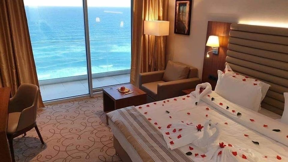 Double or Twin Room | Desk, laptop workspace, blackout drapes, WiFi (free)