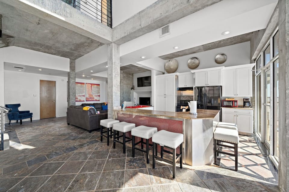 Kitchen - Countertop Seating