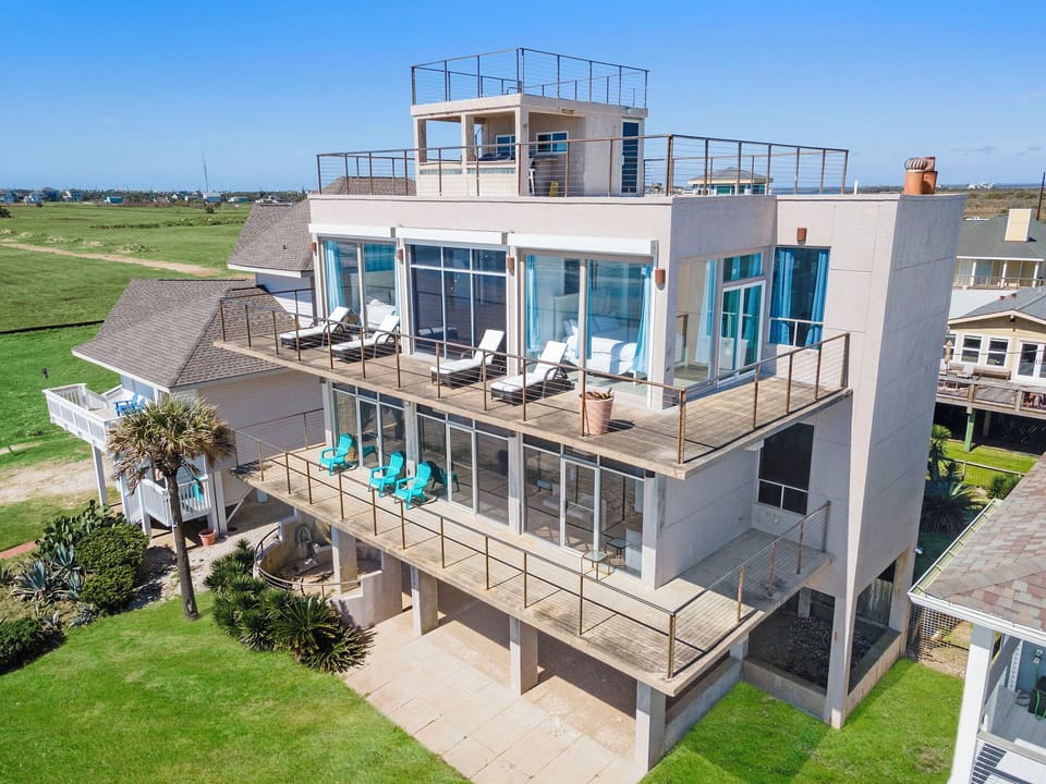 Beachside Exterior - Directly On The Beach!