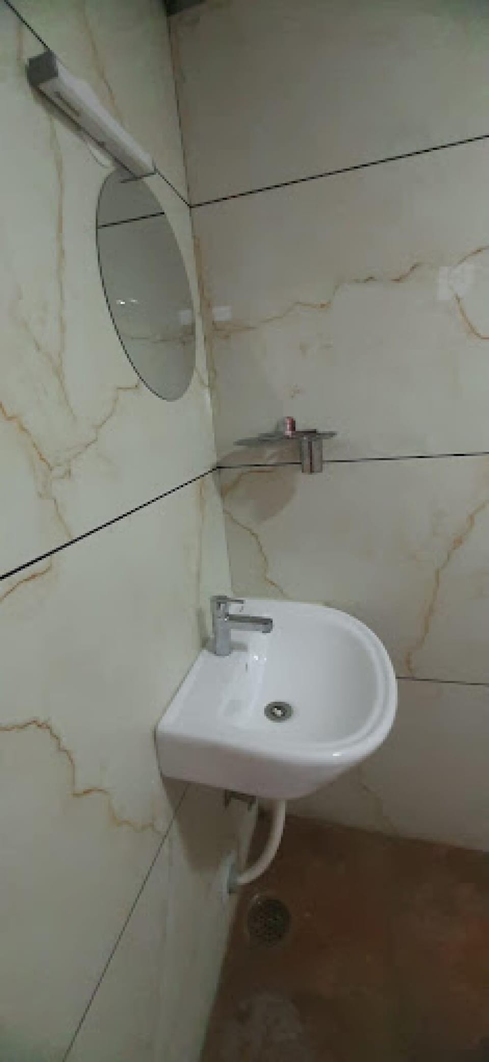 Shower, rainfall showerhead, free toiletries, towels