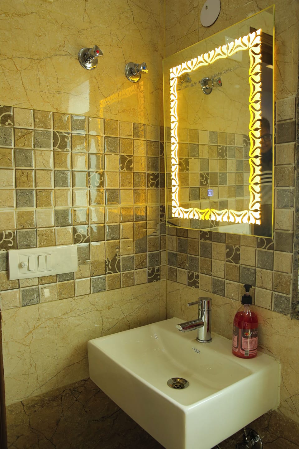 Comfort Suite | Bathroom | Shower, slippers, towels, soap