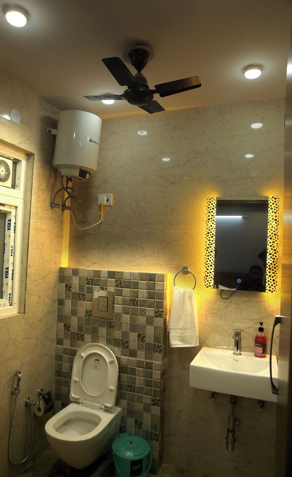 Deluxe Double Room | Bathroom | Shower, slippers, towels, soap