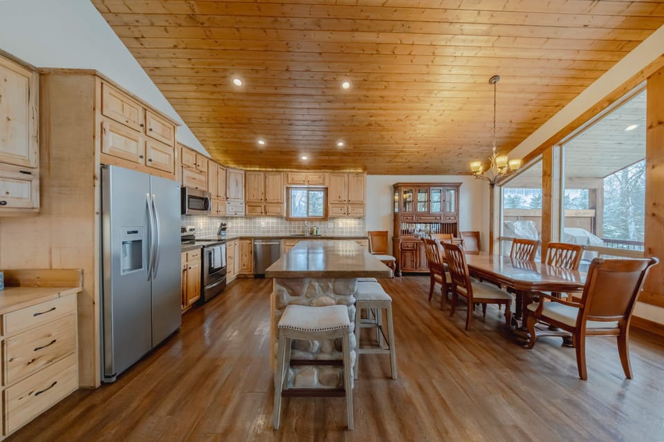 House, Multiple Beds, Patio, Mountain View (Flathead River Retreat) | Private kitchen | Fridge, microwave, oven, stovetop