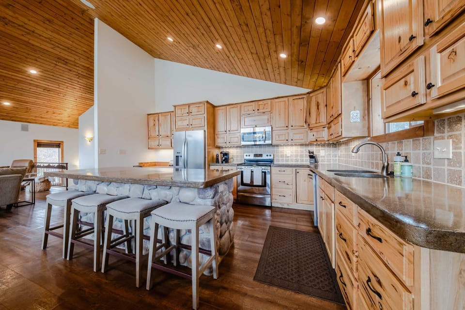 House, Multiple Beds, Patio, Mountain View (Flathead River Retreat) | Private kitchen | Fridge, microwave, oven, stovetop