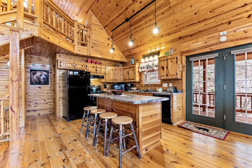 Family Cabin, 3 Bedrooms, Non Smoking, Mountain View | Private kitchen | Fridge, microwave, oven, stovetop