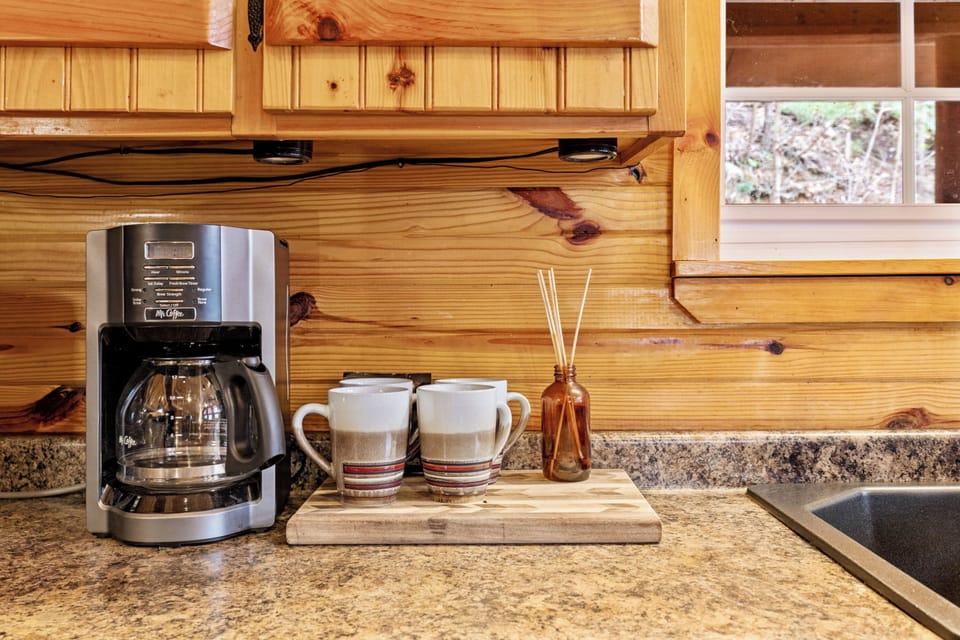 Family Cabin, 3 Bedrooms, Non Smoking, Mountain View | Private kitchen | Fridge, microwave, oven, stovetop