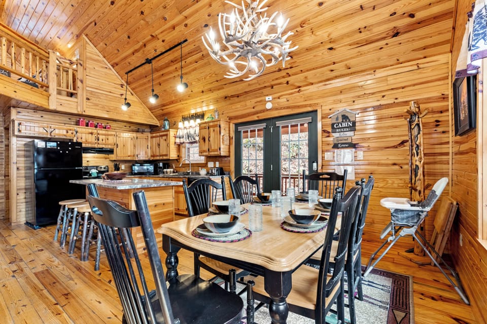 Family Cabin, 3 Bedrooms, Non Smoking, Mountain View | In-room dining