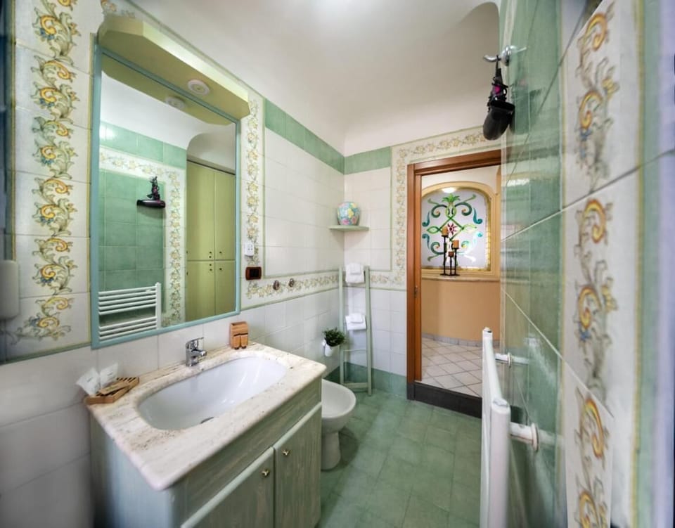 Basic Double Room | Bathroom | Shower, hair dryer, towels, soap