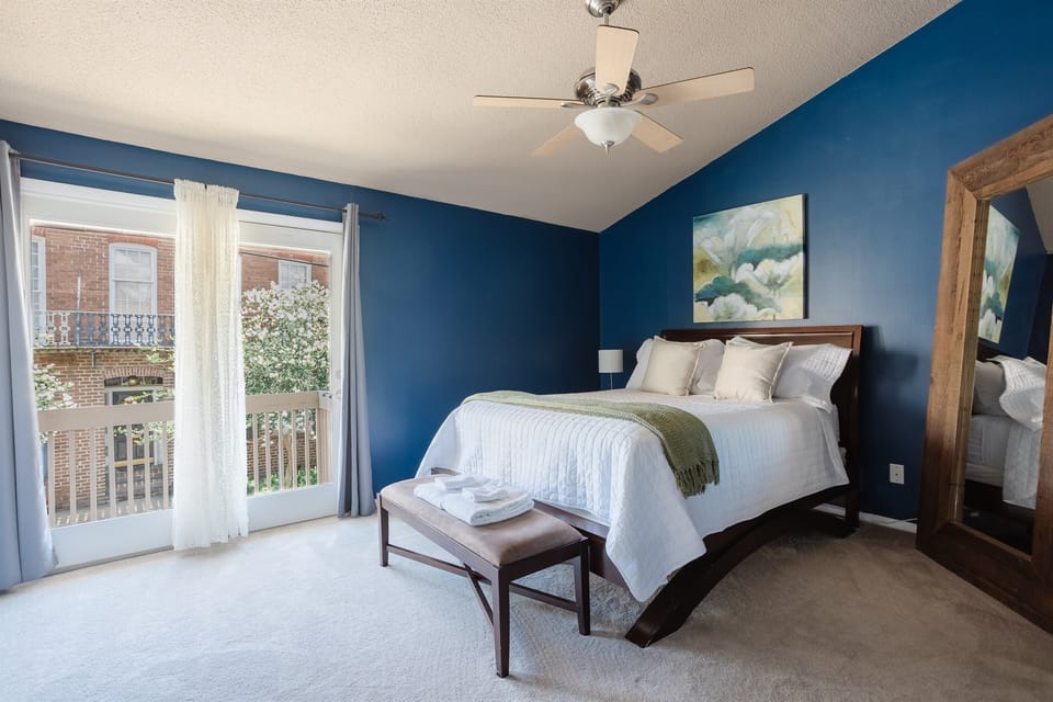 Primary bedroom with queen bed, en-suite bath & linens