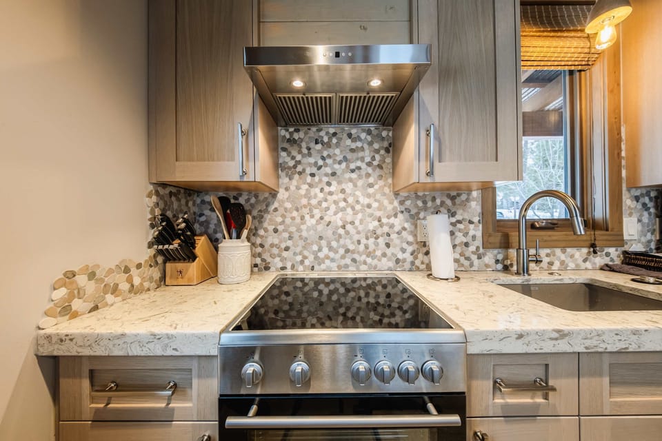 House, Multiple Beds, Hot Tub, Mountain View (Wilderness Club Cottage) | Private kitchen | Fridge, microwave, oven, stovetop