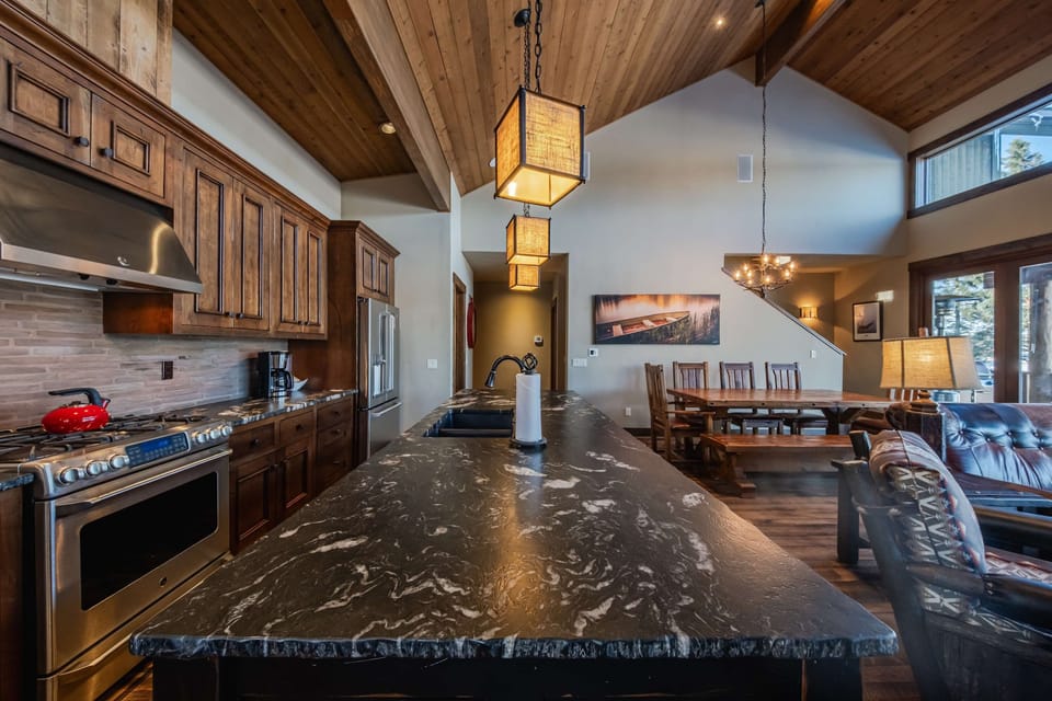 House, Multiple Beds, Hot Tub, Mountain View (Wilderness Club Lakefront Lodge) | Private kitchen | Fridge, microwave, oven, stovetop