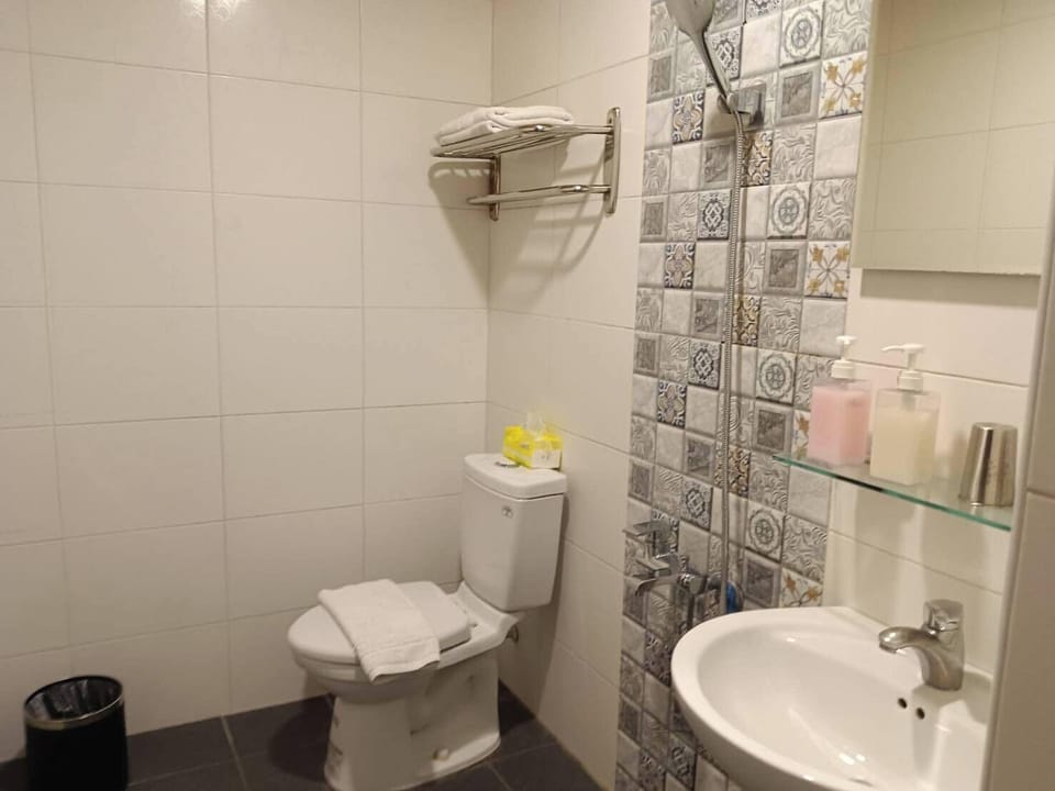 Comfort Double Room | Bathroom | Shower, hair dryer, towels, shampoo