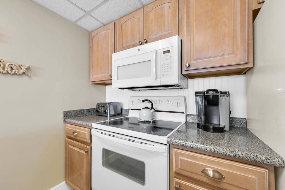 Condo, 1 King Bed with Sofa bed (Leeward 403 at Edgewater) | Private kitchen | Oven, toaster