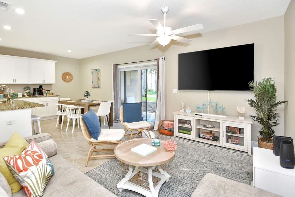 Living Room W/ TV