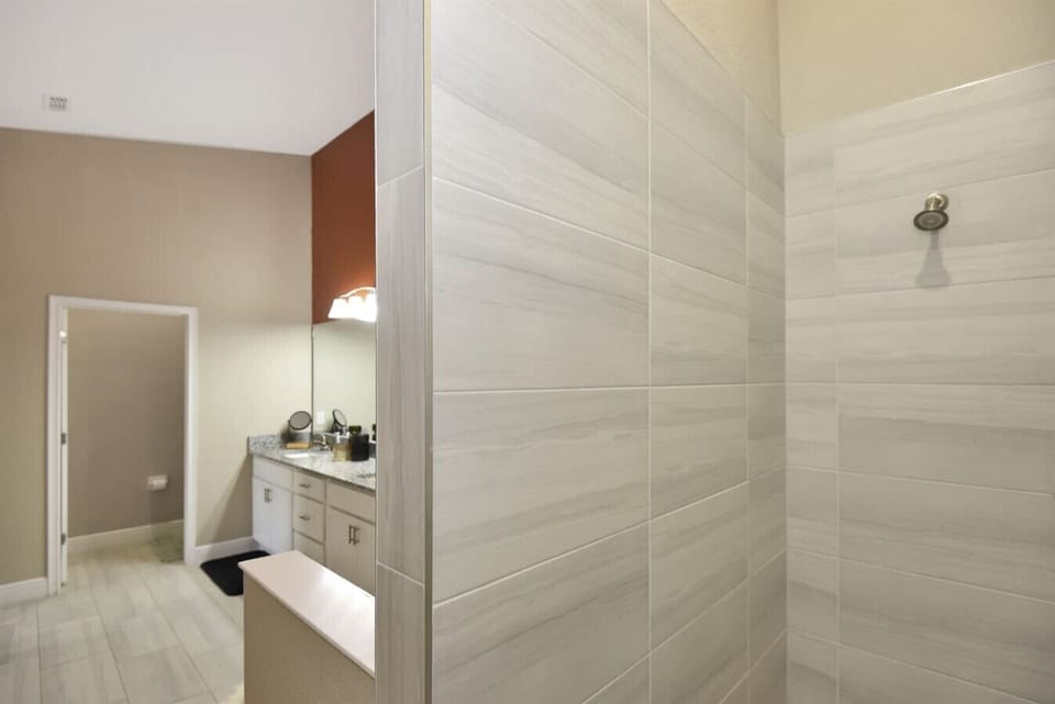 Full Bathroom 1