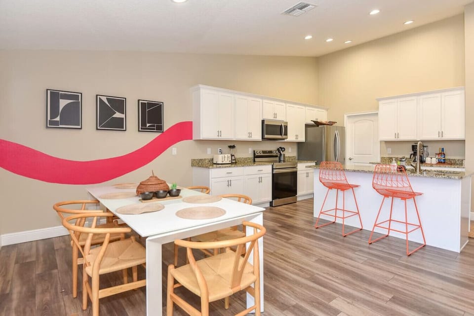 Full Kitchen with Dining table