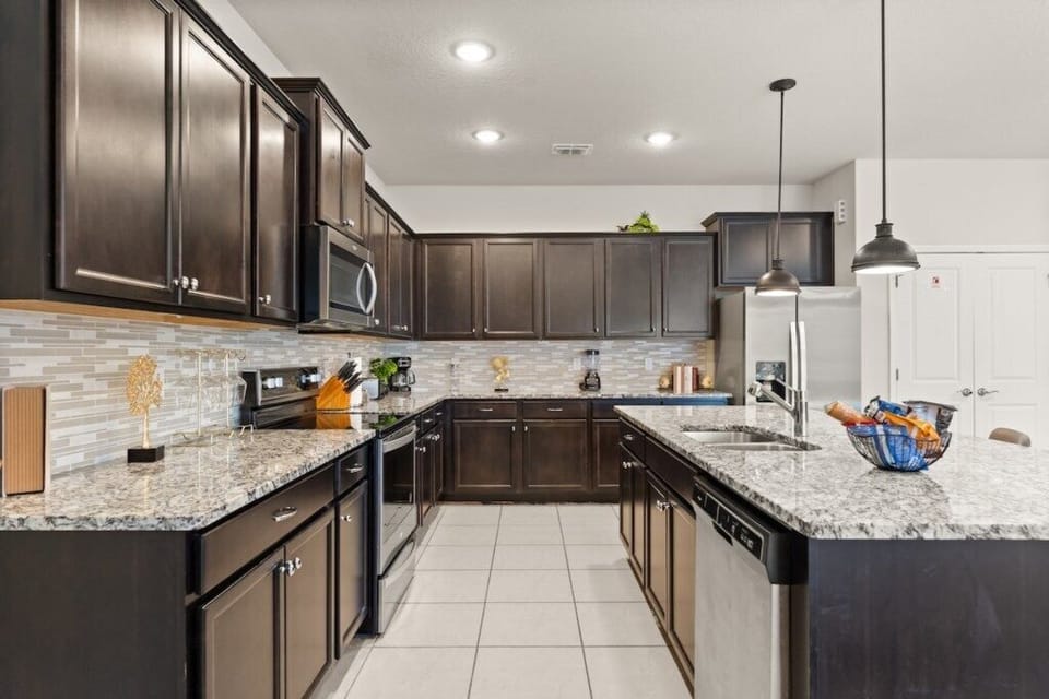 Full kitchen image 3