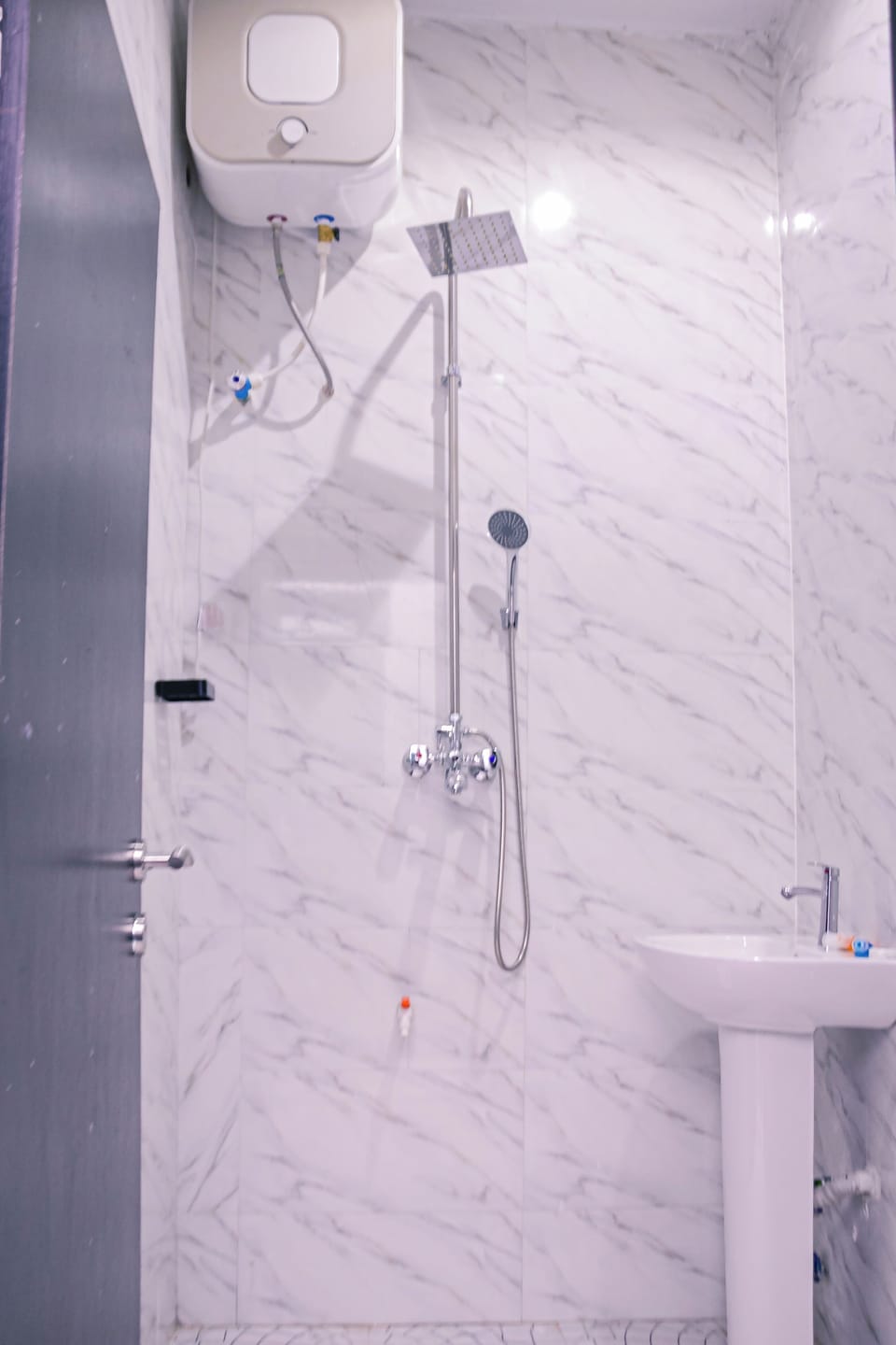 Comfort Room | Bathroom | Combined shower/tub, free toiletries, towels, soap