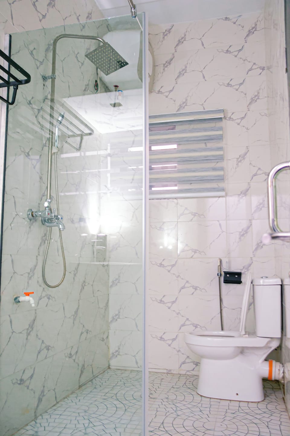 Classic Room | Bathroom | Combined shower/tub, free toiletries, towels, soap