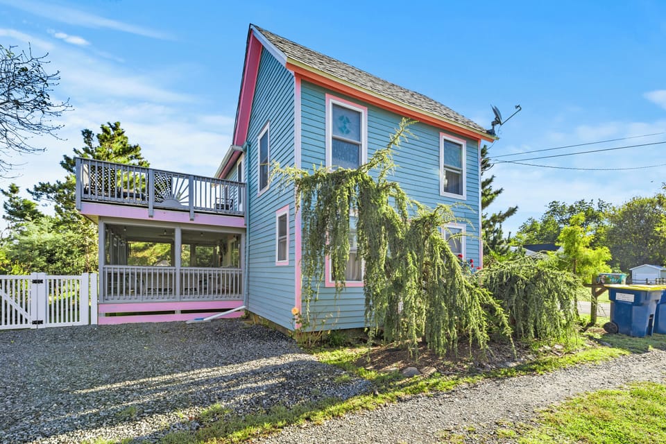 Welcome! A cheerful island retreat with coastal charm & plenty of outdoor space!