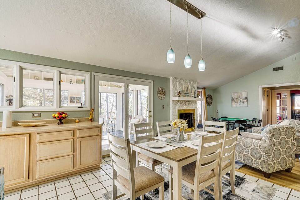 Dining Area | Dishware/Flatware Provided | 1st Floor