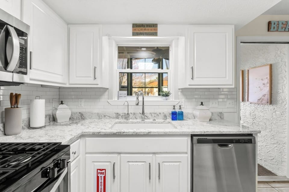 Gorgeous kitchen, well-equipped