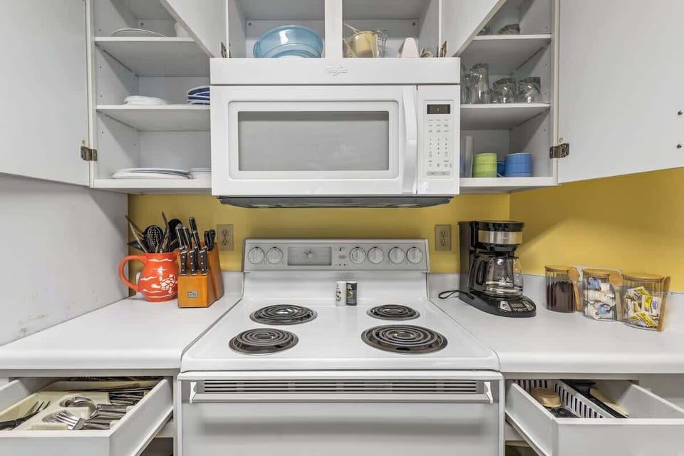 This fully stocked kitchen makes vacation meals easy—whether you’re whipping up breakfast, brewing your morning coffee, or enjoying a cozy night in. Open shelves and organized drawers mean less searching and more relaxing.