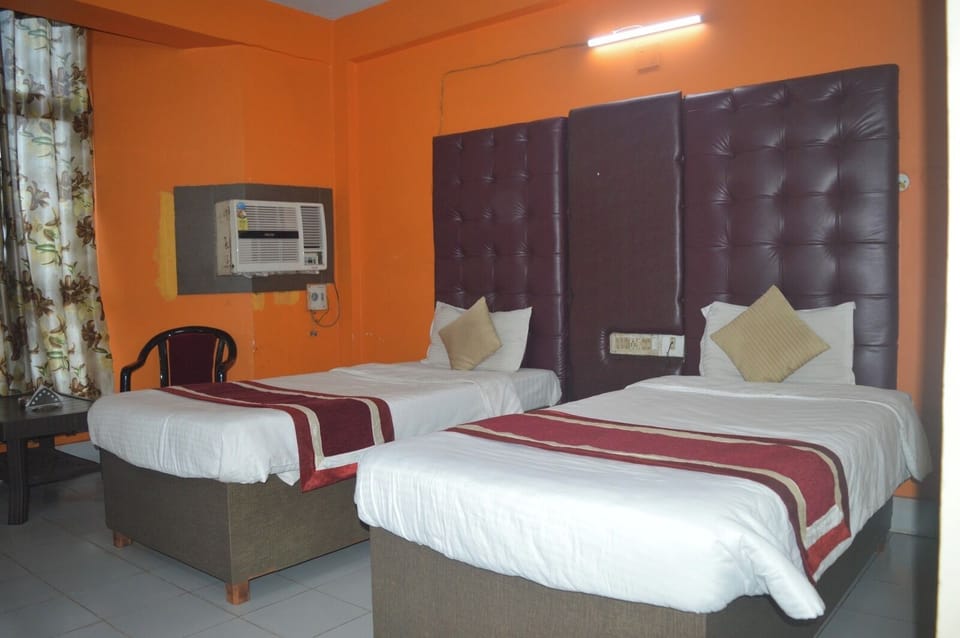 Executive Studio Suite, City View | Desk, laptop workspace, soundproofing, WiFi (free)