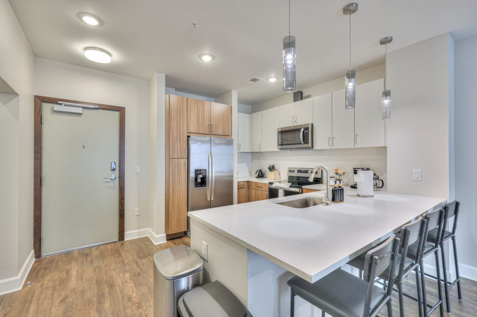 Enjoy the convenience of a fully stocked kitchen, complete with everything you need to cook and create!