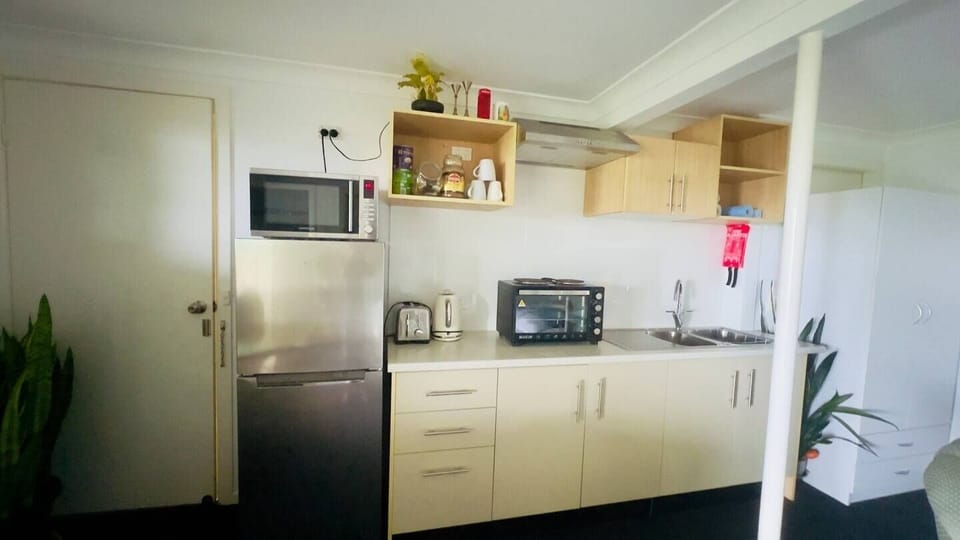 Full kitchen net