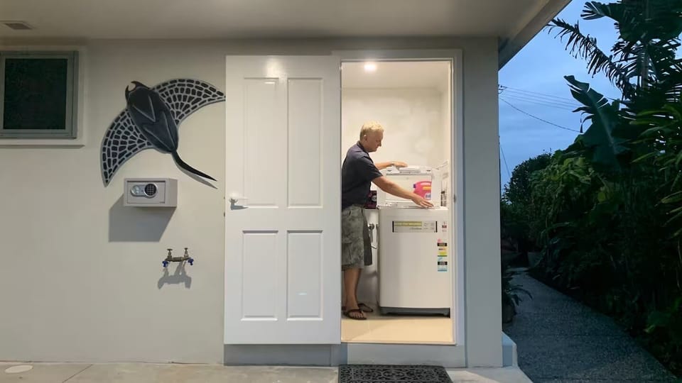 Laundry washing machine and dryer