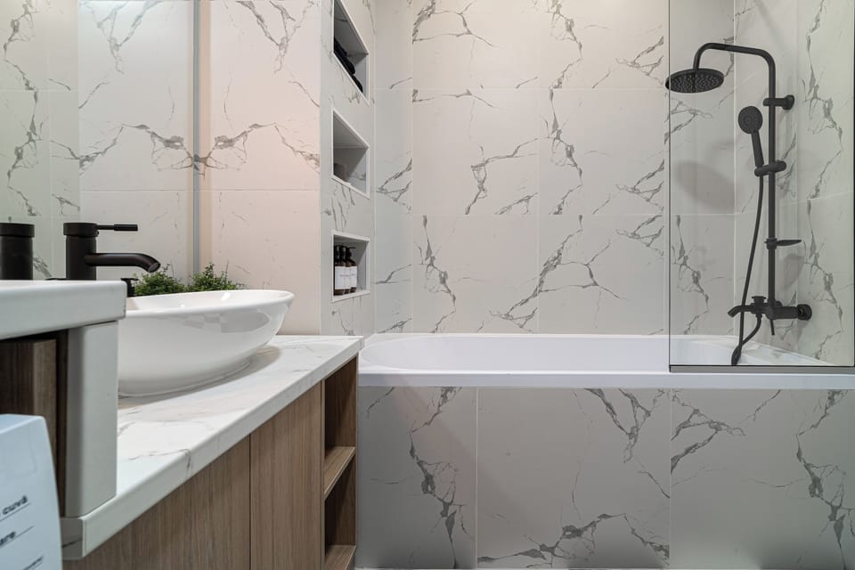 Comfort Studio | Bathroom | Hair dryer, towels, soap, shampoo