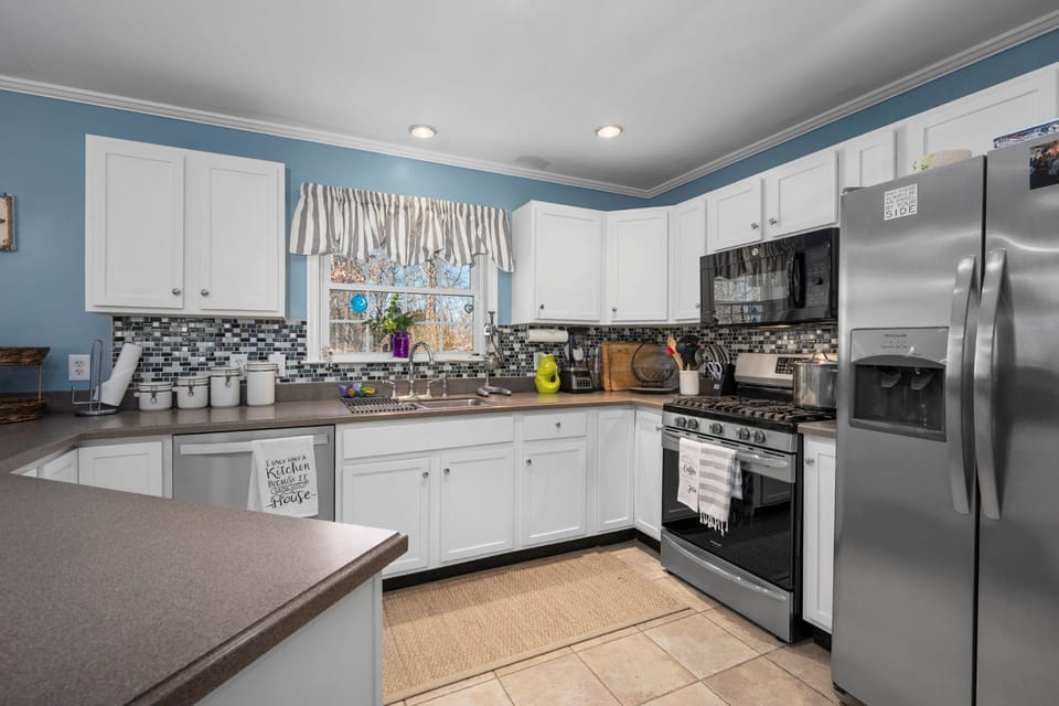 The fully equipped kitchen