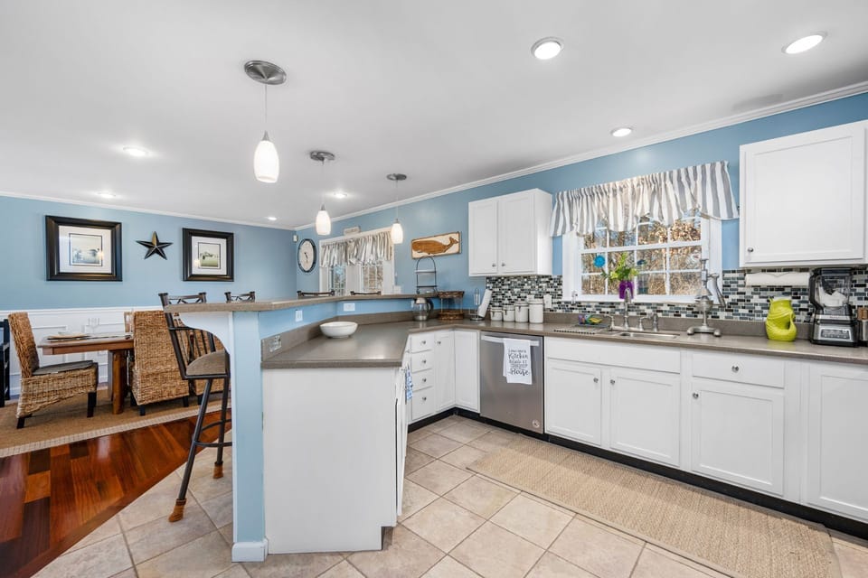 The fully equipped kitchen