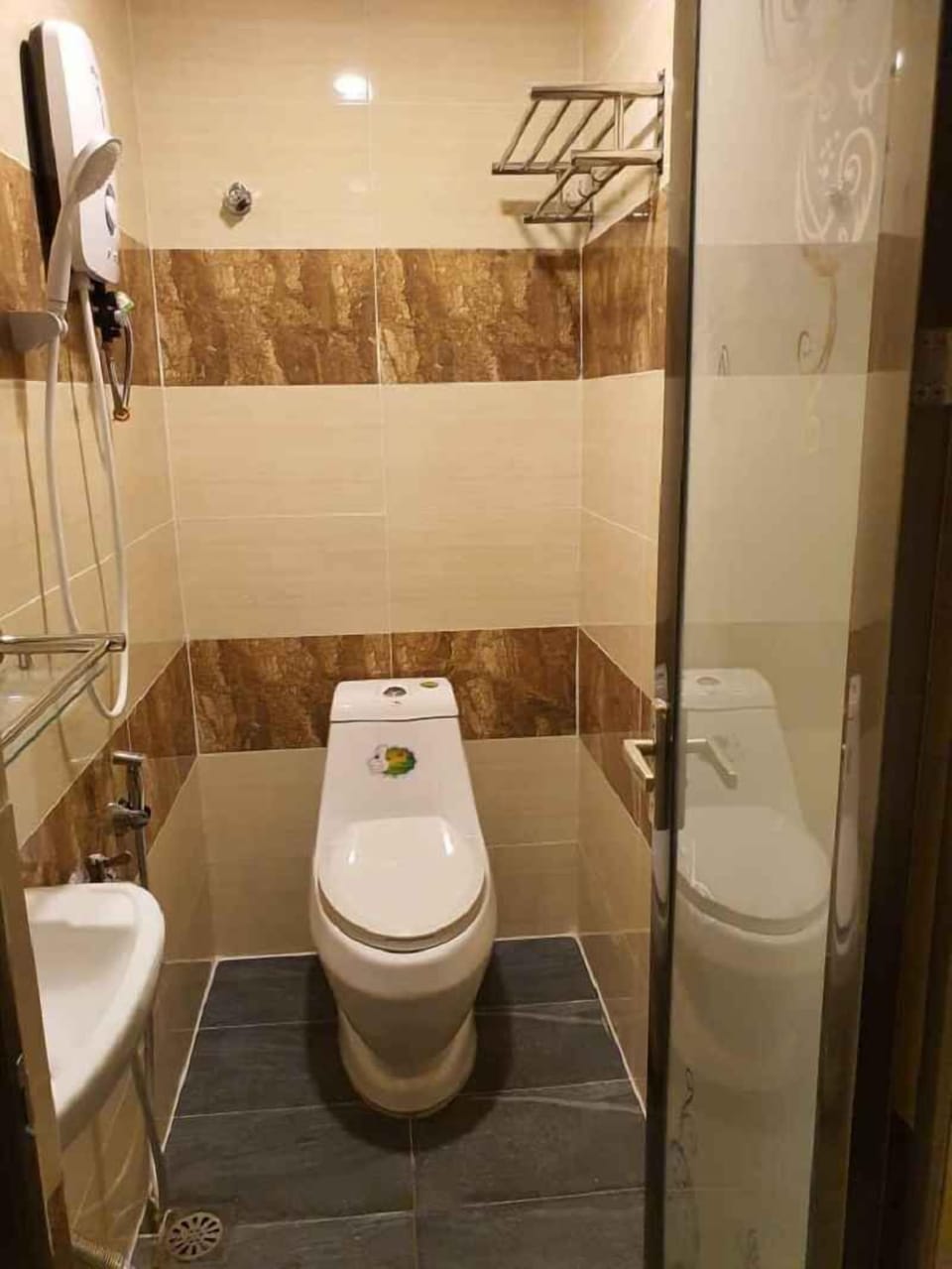 Standard Single Room | Bathroom | Free toiletries, towels, shampoo, toilet paper