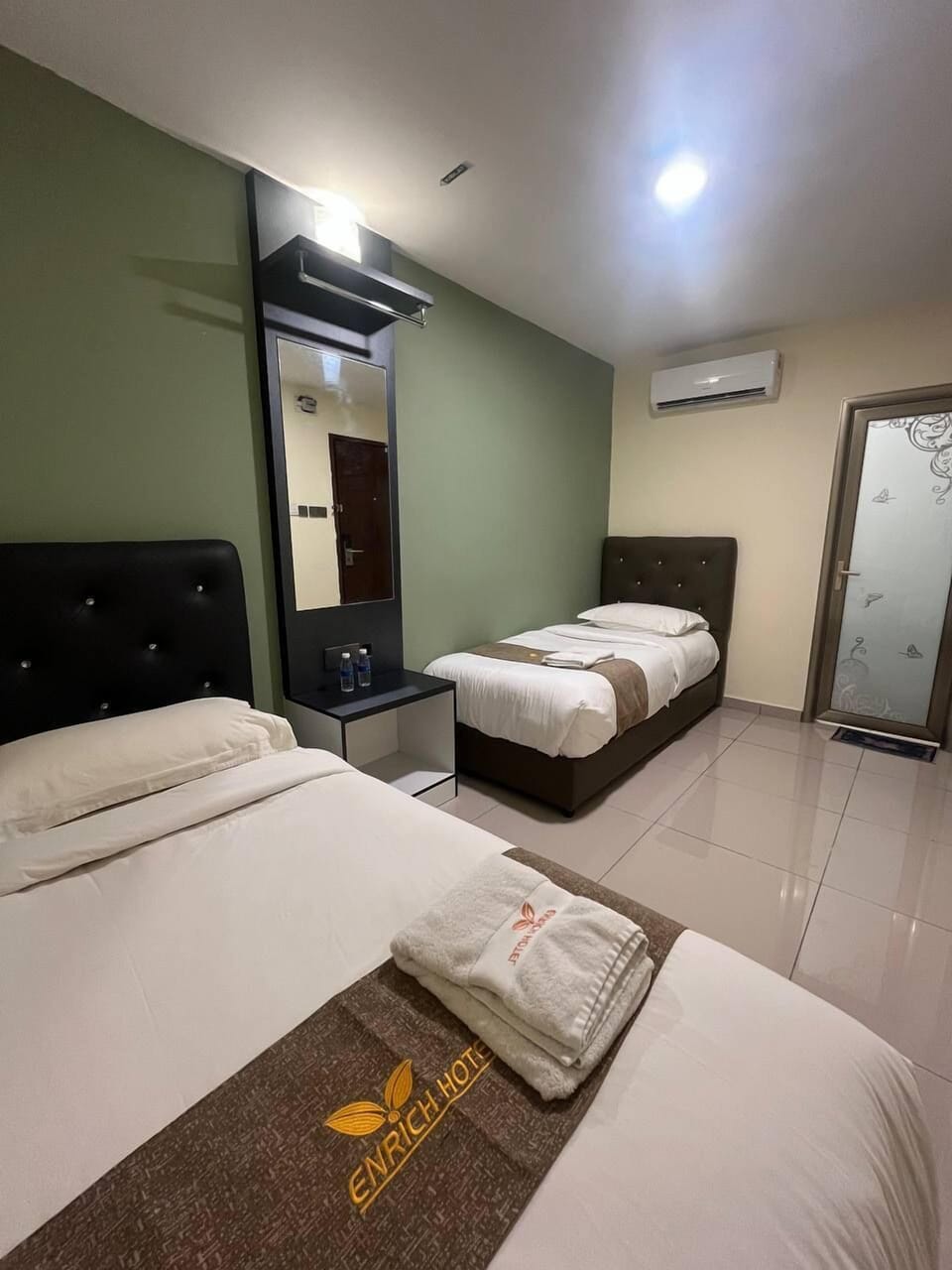 Standard Twin Room | Iron/ironing board (on request), WiFi (free), bed sheets