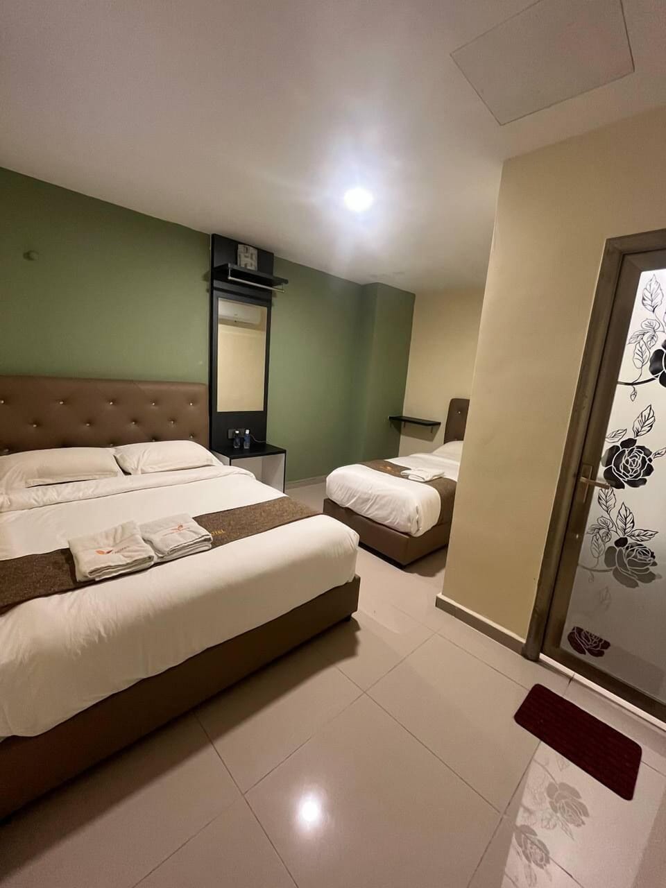 Standard Triple Room | Iron/ironing board (on request), WiFi (free), bed sheets