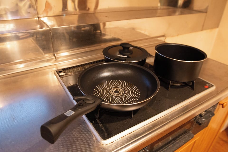 Deluxe Apartment | Private kitchen | Microwave, stovetop, cookware/dishes/utensils